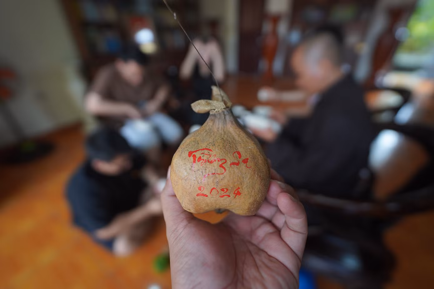 Thầy trụ trì chùa Trường Sa Lớn viết thư pháp tặng cho những vị khách đến từ đất liền.