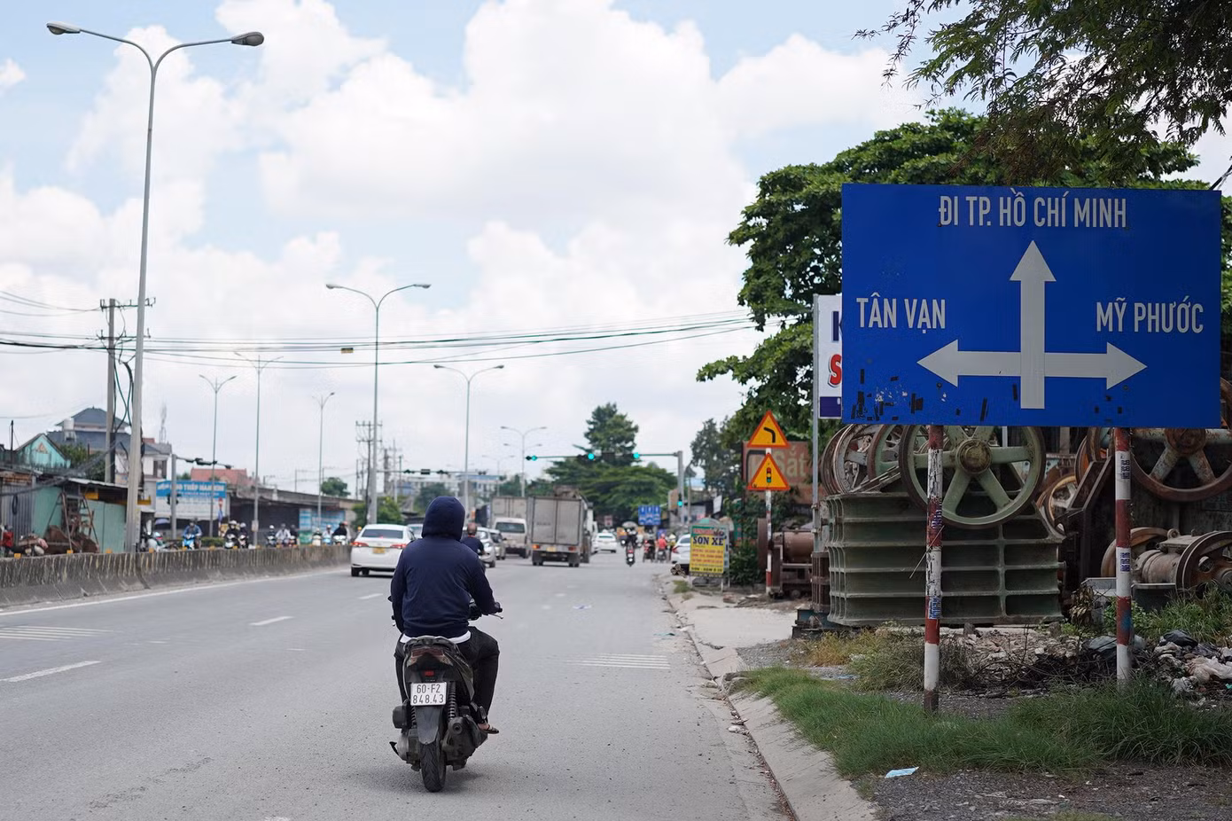 Phía điểm bắt đầu Vành đai 3 ở Bình Dương, Bí thư Tỉnh ủy Bình Dương Nguyễn Văn Lợi vừa tiến hành kiểm tra khảo sát việc thực hiện xây dựng đường Vành đai 3 TPHCM (Bình Dương là điểm bắt đầu Vành đai 3, từ trục Tân Vạn- Mỹ Phước ở TP. Dĩ An) và mở rộng Quốc lộ 13, đoạn đi qua tỉnh này . Ông yêu cầu các đơn vị đẩy nhanh tiến độ; đồng thời giải quyết theo hướng có lợi nhất cho người dân trong diện bị thu hồi đất, tái định cư.