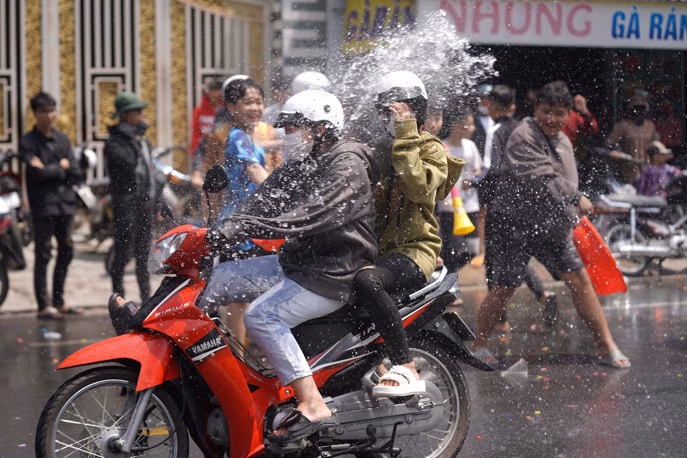 Những nạn nhân bị tạt nước có cả các cô gái, phụ nữ, trẻ em vô tình đi ngang qua lễ hội... Những nạn nhân bị tạt nước có cả các cô gái, phụ nữ, trẻ em vô tình đi ngang qua lễ hội...