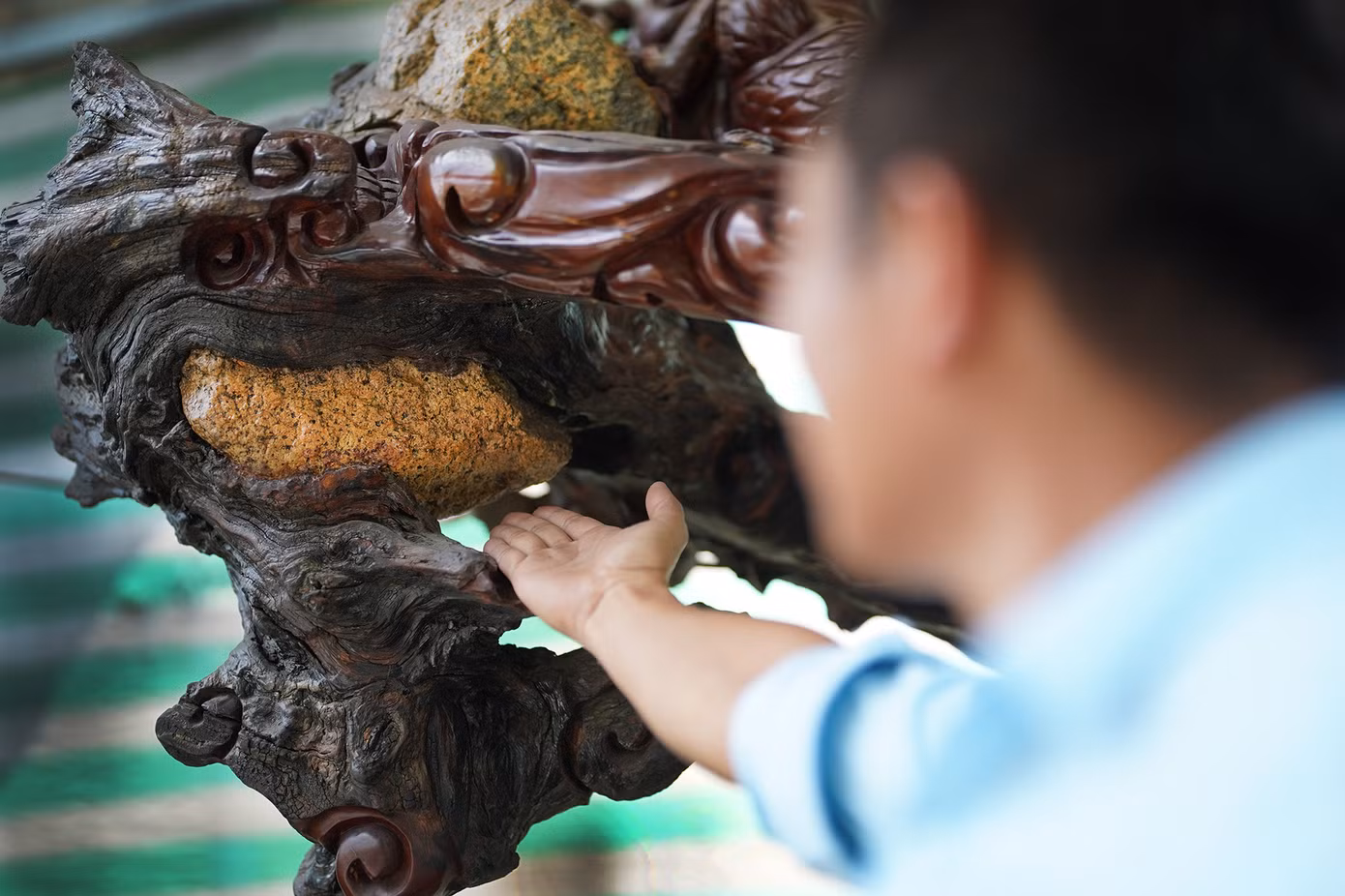 Những viên đá vẫn được giữ nguyên vẹn, được bao bọc bởi bộ rễ là một trong những nét độc đáo của tác phẩm này. Chia sẻ về quá trình sưu tầm rễ cây, anh cho biết mình đã có hàng chục năm trời đi sưu tầm tại các vùng Tây Nam bộ - Đông Nam bộ - Tây Nguyên để tìm được các bộ rễ cây khủng, hình dáng phù hợp.