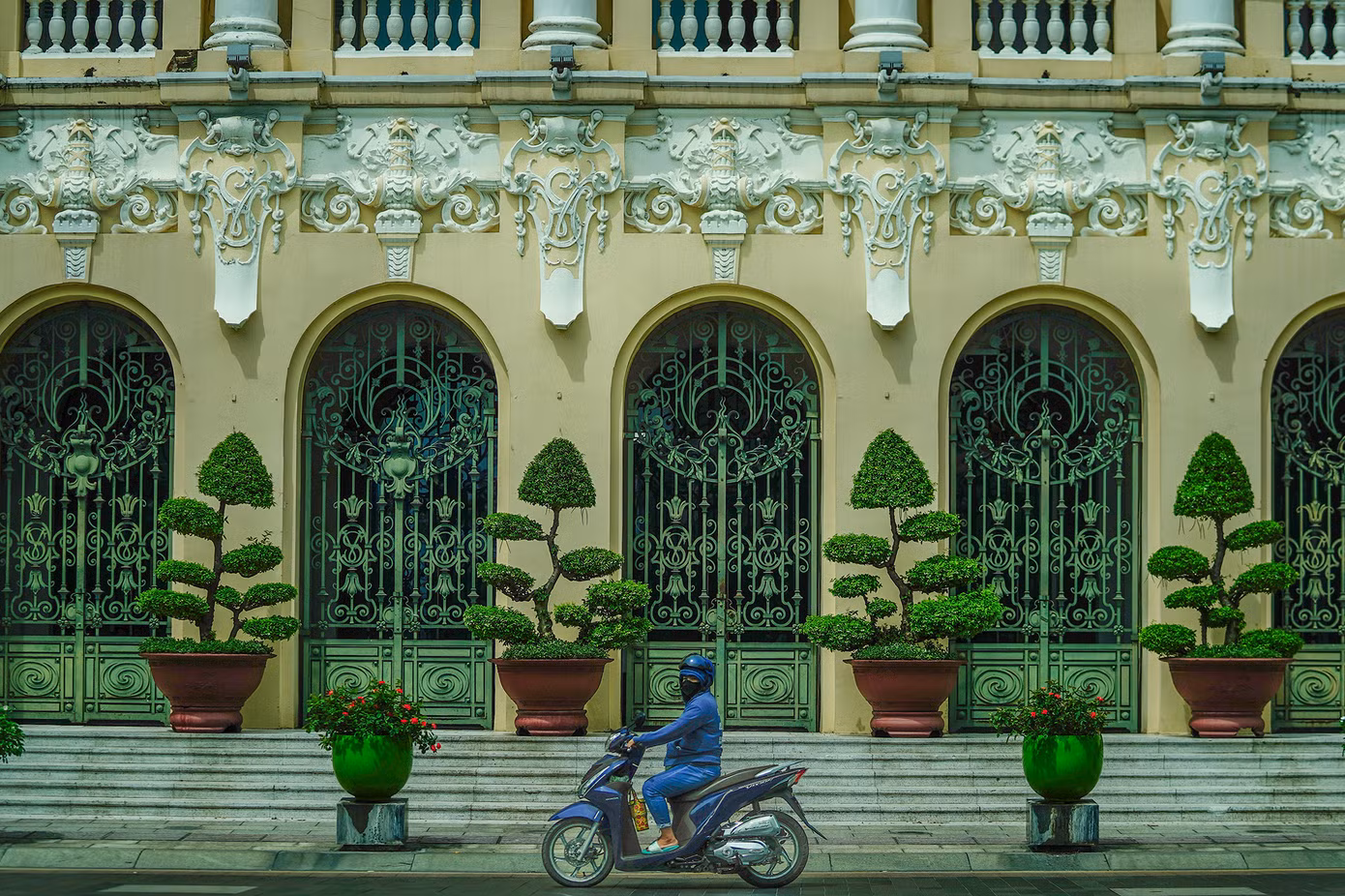 Mặt tiền công trình có sự pha trộn của nhiều phong cách kiến trúc châu Âu như bố cục mặt bằng kiểu Phục Hưng, trang trí kiểu baroque và rococo, cửa sắt kiểu art - nouveau... mang độ tinh xảo cao.