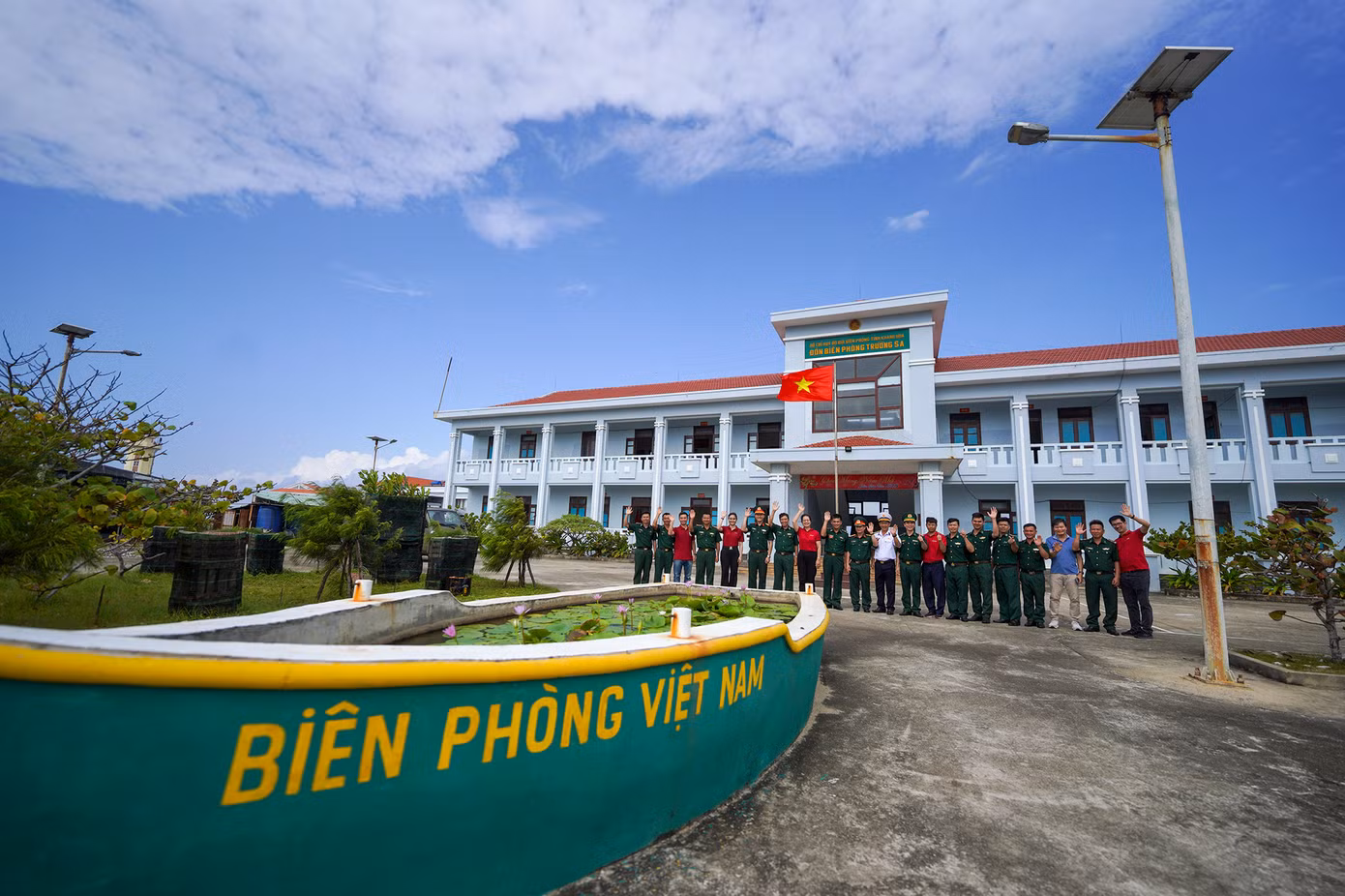 Ở vùng đất giữa trùng khơi của Tổ quốc, cán bộ, chiến sĩ Đồn Biên phòng Trường Sa, Bộ đội Biên phòng Khánh Hòa luôn đoàn kết, thống nhất khắc phục mọi khó khăn, thử thách, phát huy bản lĩnh chính trị, huấn luyện nghiệp vụ, thực hiện thắng lợi mọi nhiệm vụ được giao. Những người lính mang quân hàm xanh thường xuyên phối hợp chặt chẽ với quân và dân trên đảo Trường Sa bảo vệ vững chắc chủ quyền biển, đảo, hỗ trợ ngư dân khai thác hải sản.