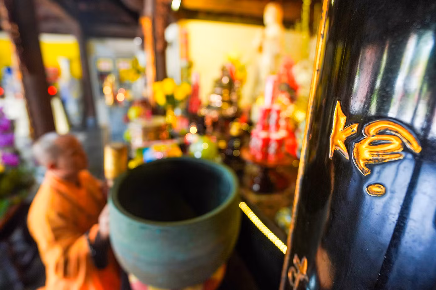 Đã thành lệ, các chùa đều thỉnh chuông ngày hai lần vào 5h và 18h, khi tiếng chuông chùa vang lên cũng là thời điểm bắt đầu những hoạt động thường nhật của một ngày mới trên các đảo. Tiếng chuông chùa như cộng hưởng với gió biển, với lòng người và mang theo những nguyện cầu bình an cho mọi nhà. Thầy Thích Nhuận Đạt năm 13 tuổi một hôm vào chùa ăn giỗ thấy thích chùa nên ở lại tu luôn. Thầy Nhuận Đạt xung phong đi Trường Sa từ năm 2013. Khi thầy đi, sư phụ động viên cố gắng làm Phật sự ở Trường Sa một năm. Nhưng thầy Nhuận Đạt đi đã thấm thoắt gần 10 năm mà chưa thấy cần trở về. Thầy là vị sư ở Trường Sa lâu nhất nhưng vẫn nghĩ: “Mình tuổi còn trẻ, còn muốn cống hiến cho Giáo hội, cho đất nước. Lâu lâu nhớ gọi số 0978800899 để thầy còn được nghe tiếng nói của đất liền nhé”.