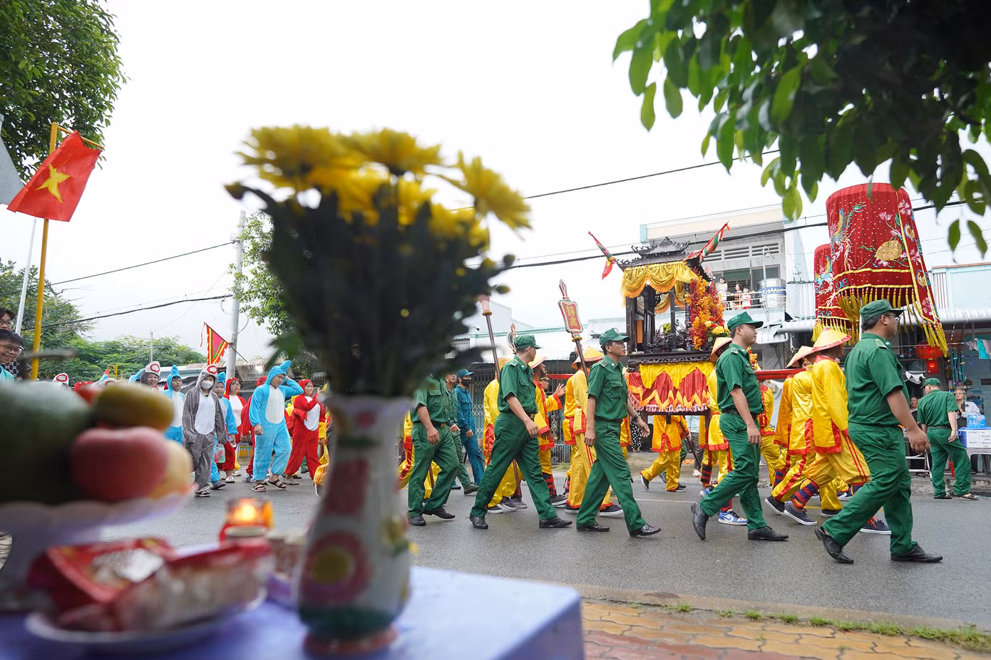 Năm nay, nhiều nhà dân dọc tuyến đường Nghinh Ông tổ chức lập bàn hương cầu phúc.