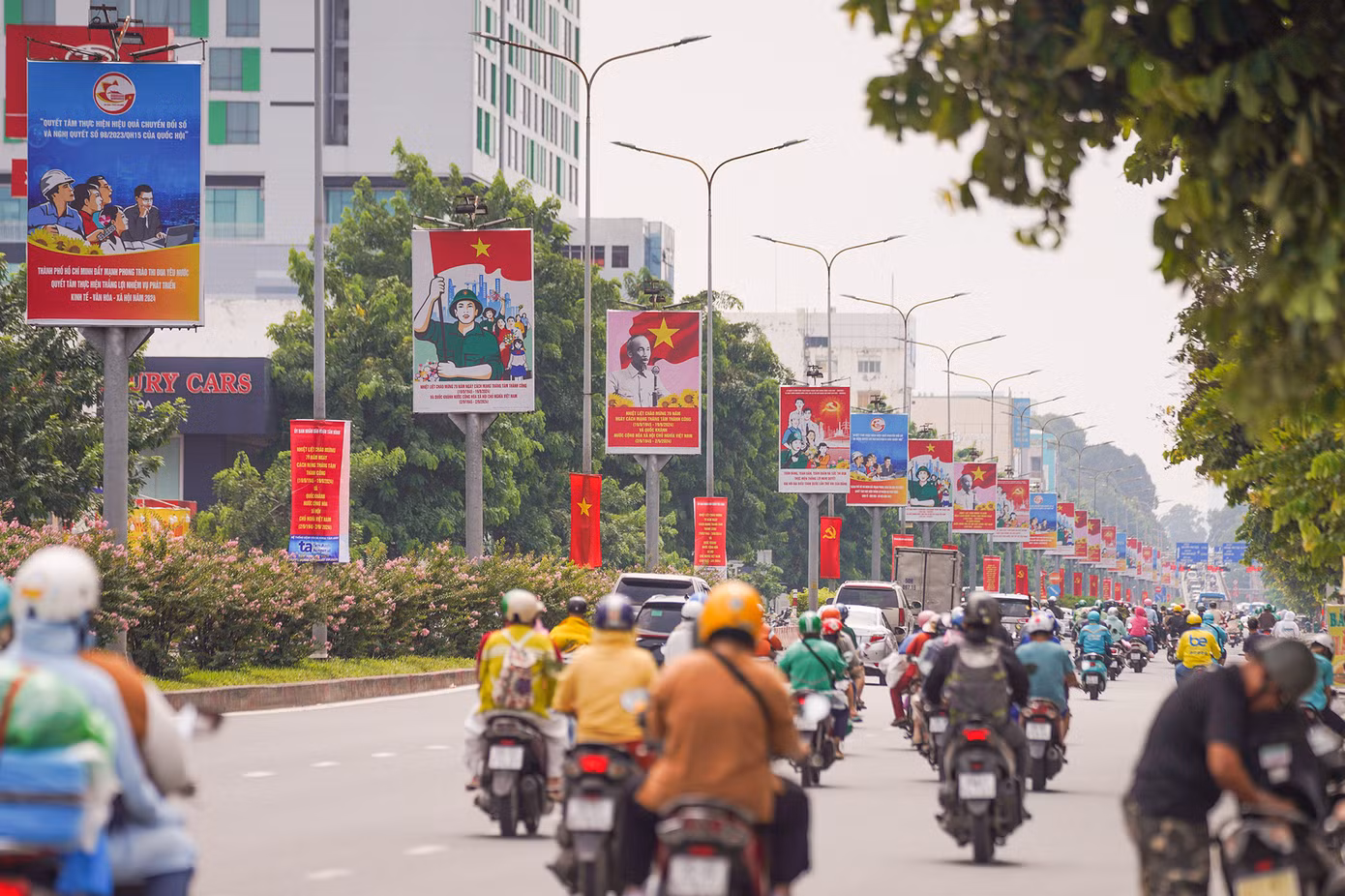 Trục đường Cộng Hoà (quận Tân Bình) hướng thẳng về sân bay Tân Sơn Nhất rợp sắc đỏ của cờ Tổ quốc, băng rôn... mừng hai ngày lễ lớn của đất nước.
