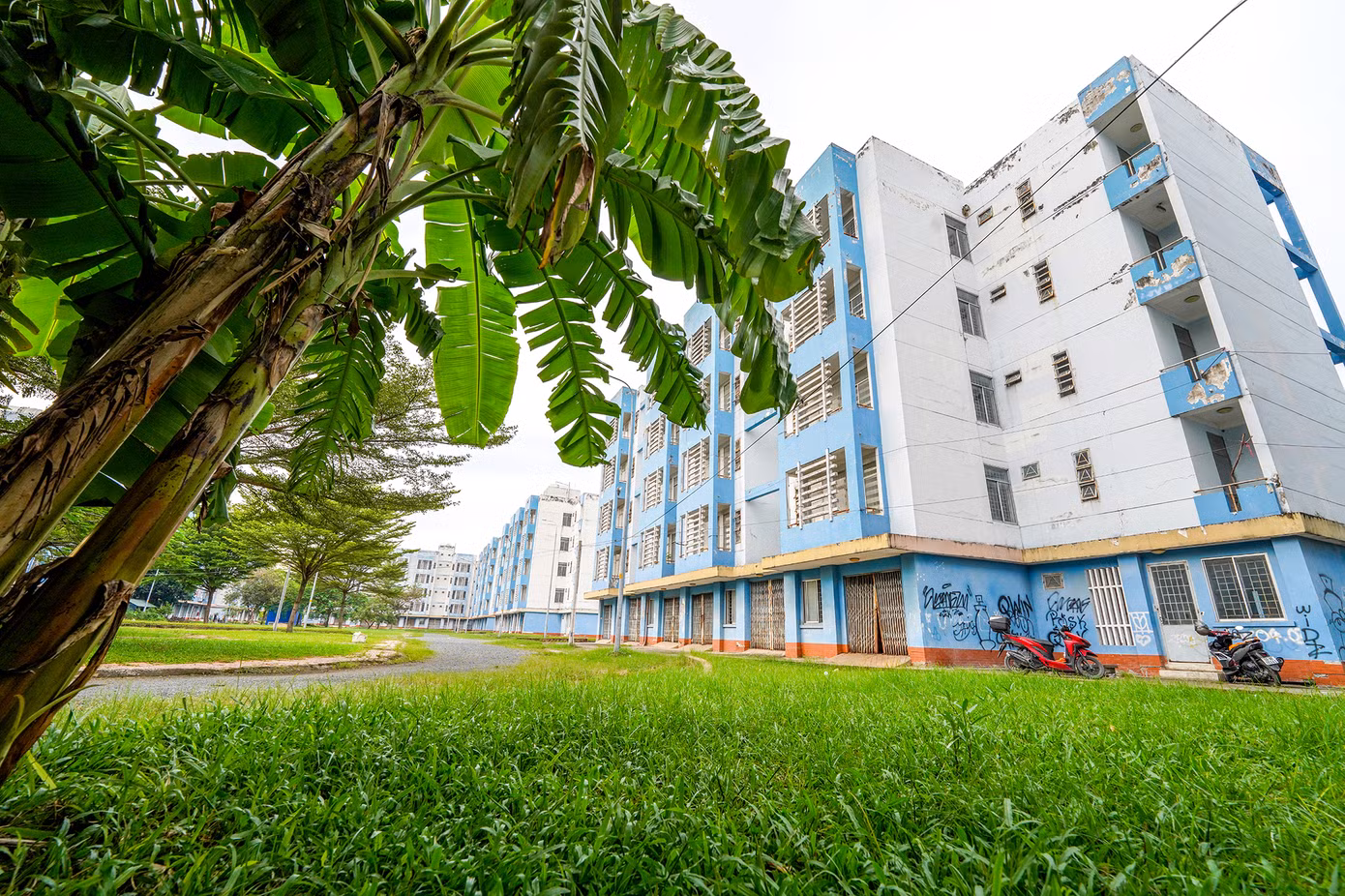 Một người dân cho biết, nhiều người đã nhận nhà cả chục năm nay nhưng họ không về ở. Một số người có nơi ở mới nên giữ lại căn hộ để “làm vốn”, số khác thì bán lại vì ở nơi đây xa chỗ làm…