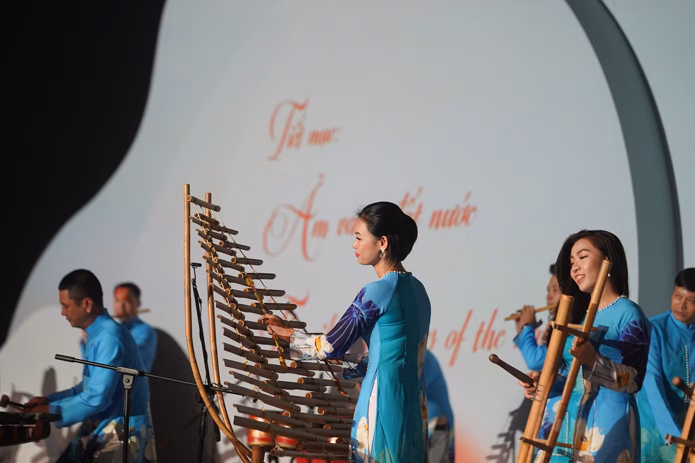 Âm vang đất nước là tiết mục mở đầu, được biểu diễn bằng các nhạc cụ dân tộc Việt Nam như Đàn Đá, T"rung, Đinh Pá, bầu, sáo...