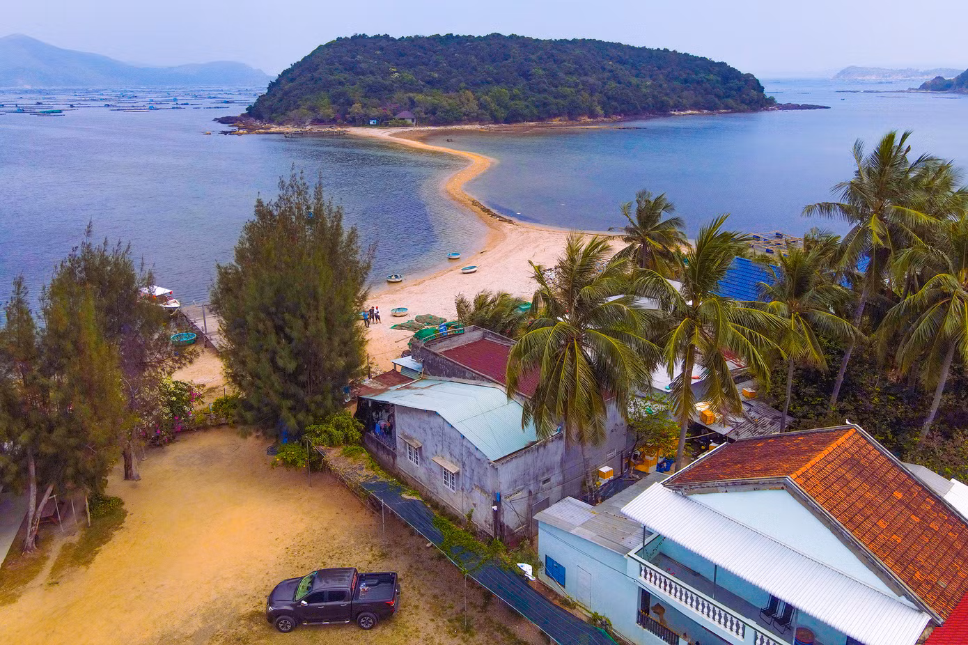 Bờ vịnh trải dài trên 50km qua những địa danh nổi tiếng của thị xã Sông Cầu, như: Gành Đèn, gành Đen, gành Đỏ, vũng Mắm, vũng Me, vũng La, hòn Móm, cù lao Ông Xá, đảo Nhất Tự Sơn, đầm Cồn Cả… Tất cả các địa danh trên đều mang trong mình một vẻ đẹp vừa huyền bí, vừa hoang sơ, kỳ vĩ.