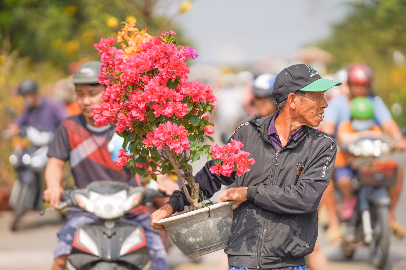 Khi một số nhà vườn chuẩn bị về quê thì giá hoa cũng rẻ đi.