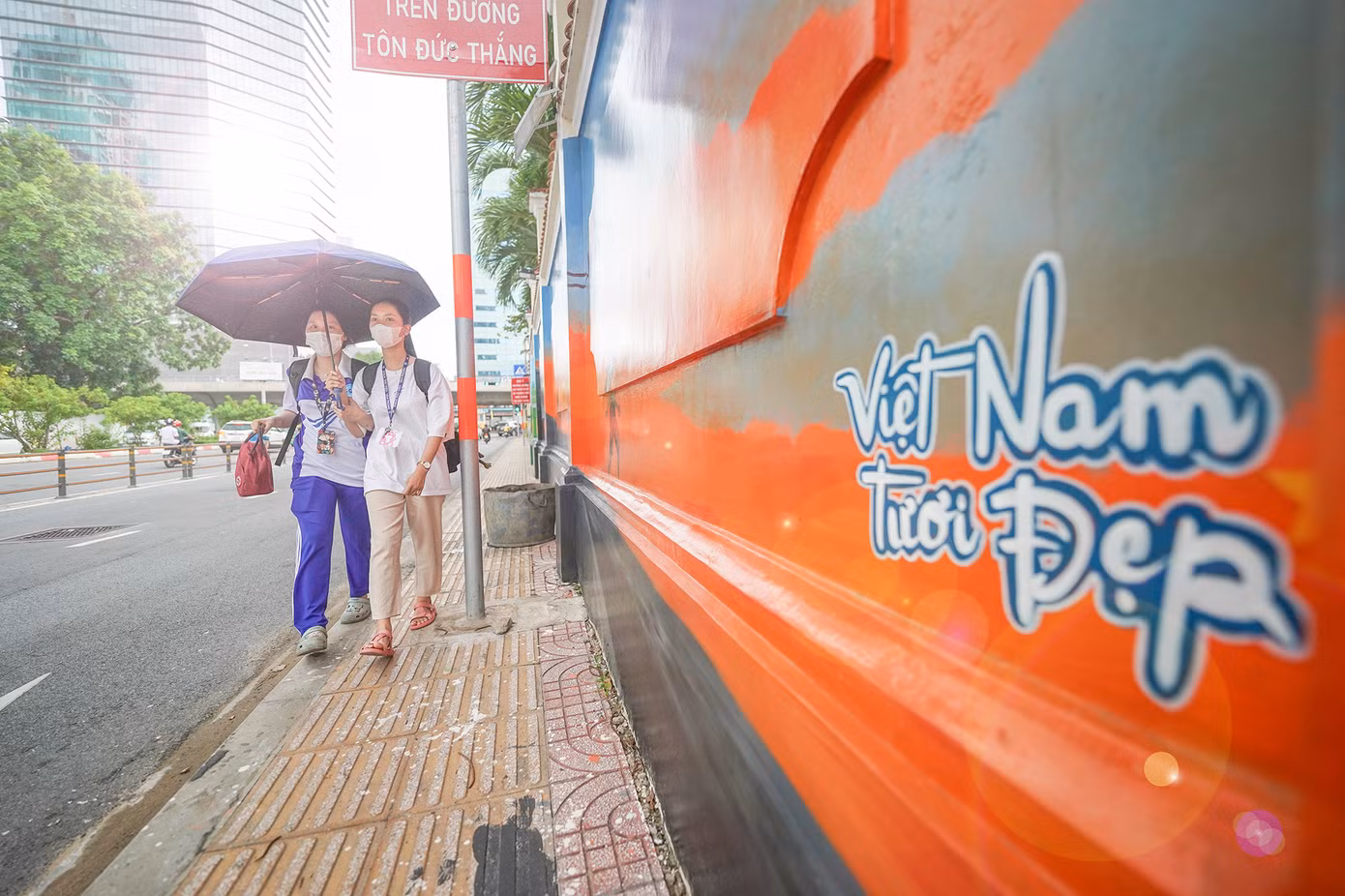 Thượng úy Phan Đình Linh - Phó Bí thư Đoàn Thanh niên Công an TPHCM cho biết, trước đây những bức tường này loang lổ, chằng chịt quảng cáo “bẩn”, sau khi được lực lượng Công an thành phố, đoàn viên thanh niên cùng người dân bóc xóa, phục hồi hiện trạng để sơn vẽ tranh phong cảnh, biển đảo, quê hương đất nước, con người Việt Nam, giúp phố phường như khoác lên áo mới, tạo ấn tượng đẹp về mỹ quan thành phố.