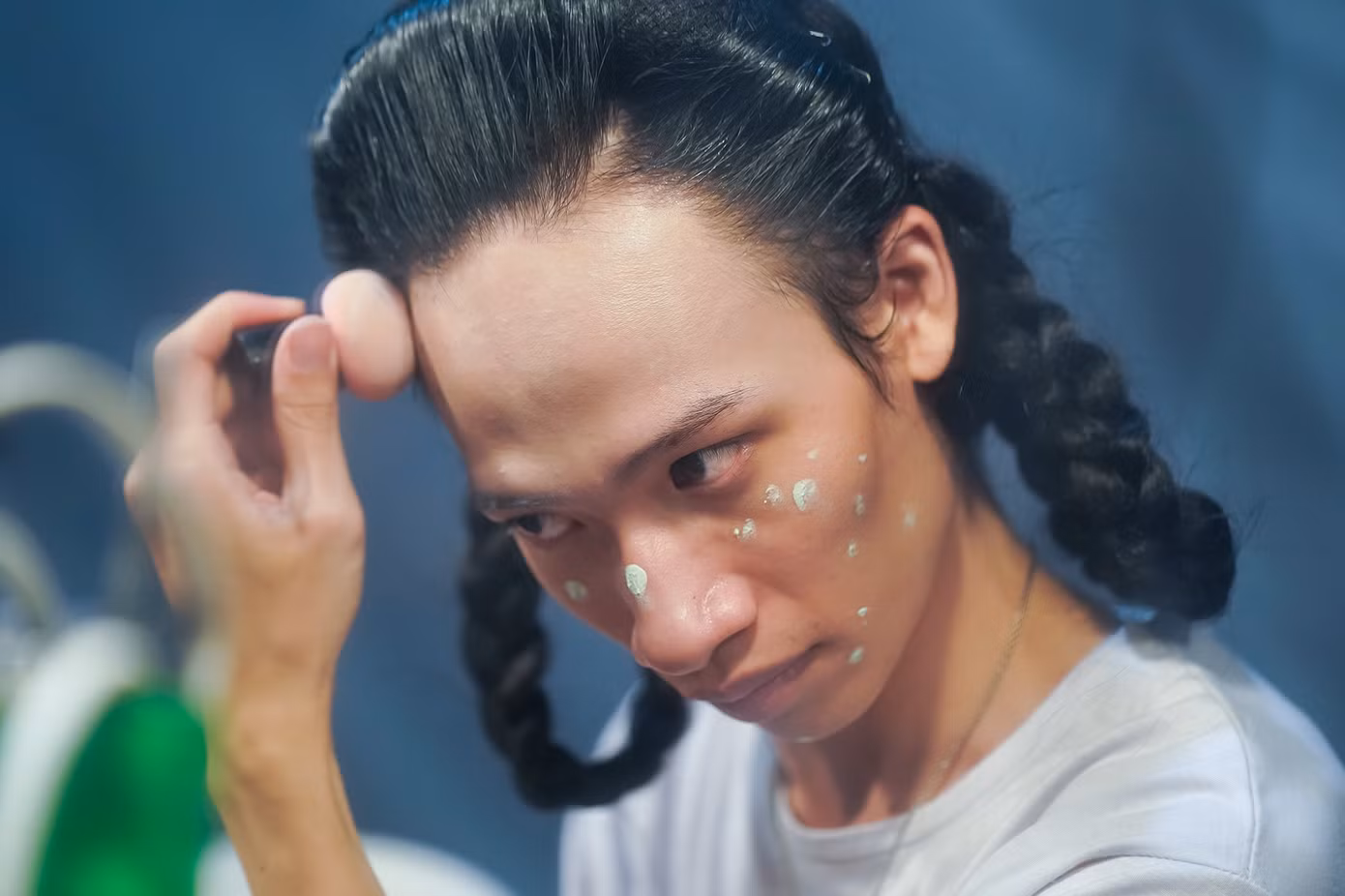 Hạ Nắng luôn mang đến sự an tâm đối với người thân khi lựa chọn con đường nghệ thuật để dấn thân. “Có những thời điểm không có công việc, tôi vẫn bình thường và dành thời gian bồi dưỡng thêm kiến thức chứ cũng không than thở. Tôi cảm thấy vui khi tự lập thân và không làm phiền đến gia đình”, Nắng chia sẻ.