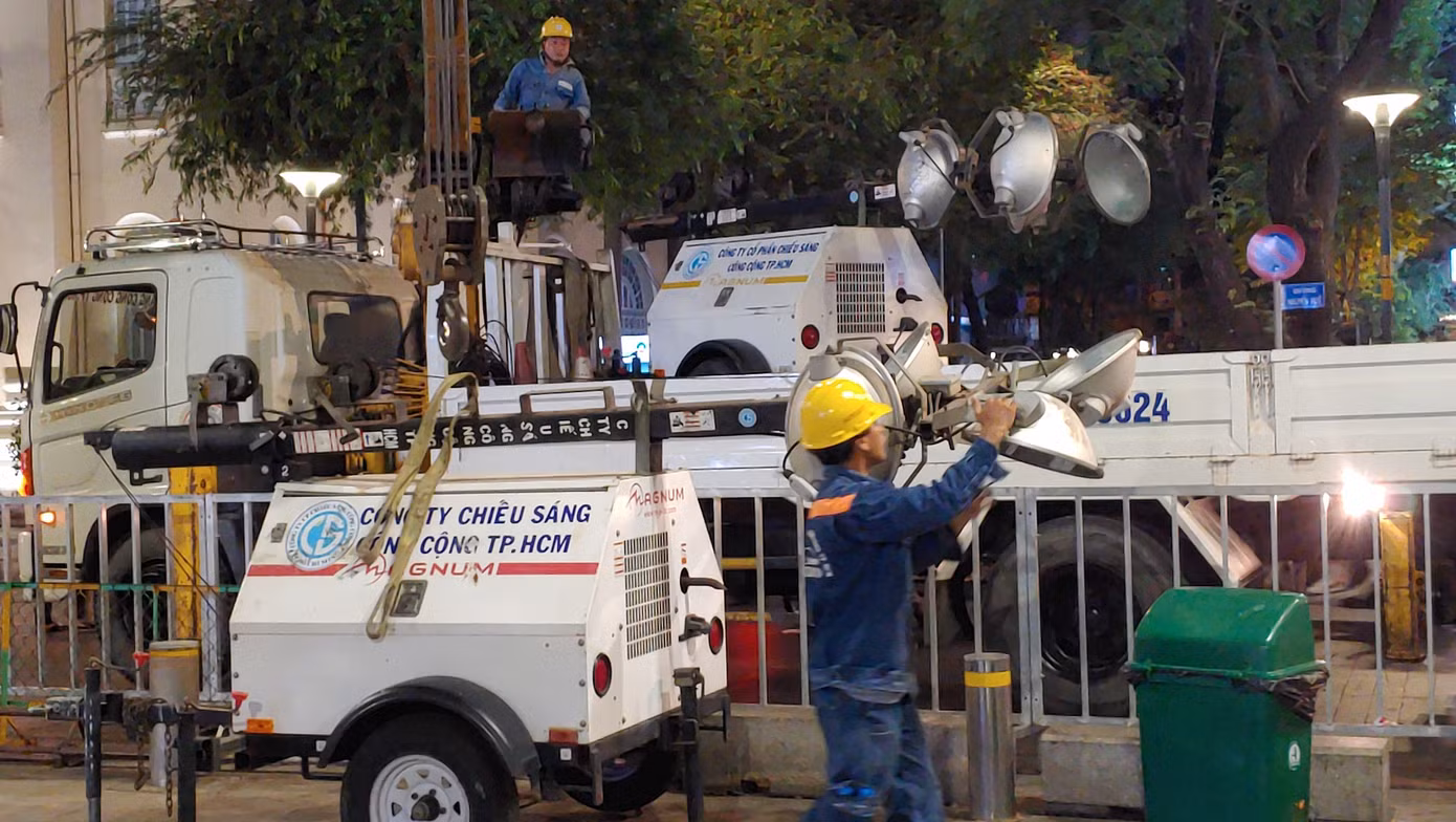 Nhân viên điện lực xử lý hệ thống đèn chiếu sáng.