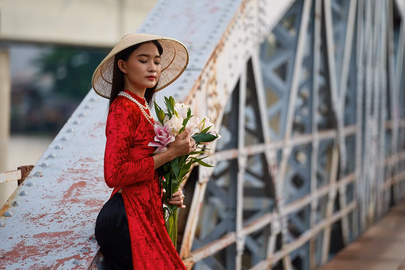 Khi xây dựng cầu, những người giữ vị trí cấp cao trong việc chỉ huy xây dựng, chẳng hạn như tổng công trình sư, kỹ sư chính,… thì đều là người Pháp. Chỉ có thợ thuyền làm việc là người Việt Nam. Trong khi thực hiện việc thi công, mỗi khâu xây dựng đều đòi hỏi sự tỉ mỉ vô cùng lớn và cũng chứa đựng biết bao sự khổ cực.