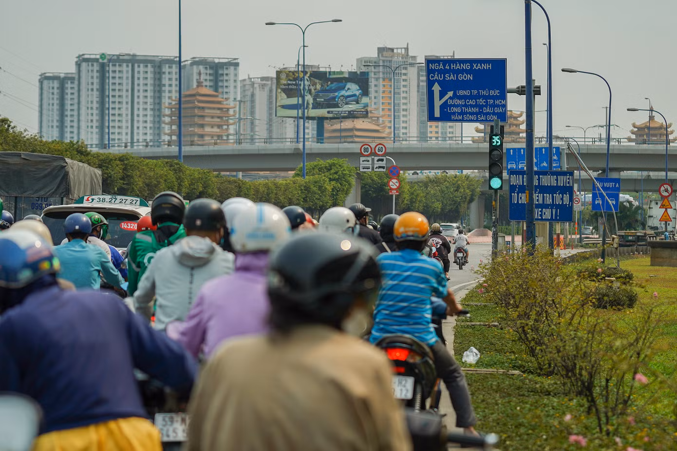 Giao thông tại khu vực cầu vượt ngã ba Cát Lái (Xa lộ Hà Nội - Mai Chí Thọ) luôn đông đúc