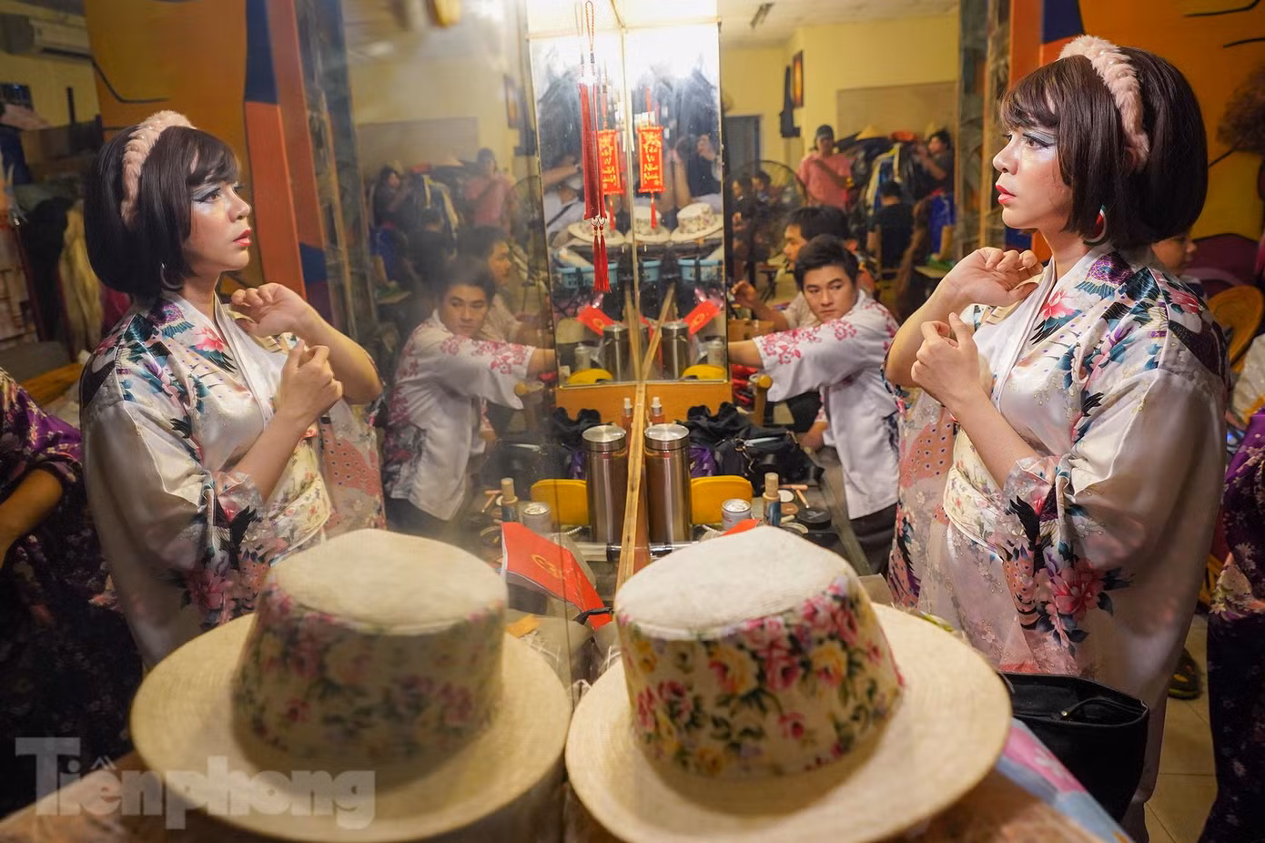 Diễn viên Trần Tuấn Kiệt đang hoá trang thành nhân vật bà Táo tâm sự: “Kiệt trông đợi từng ngày để sân khấu được sáng đèn trở lại. Sự nôn nao và trông đợi kéo dài trong nhiều ngày. Nó càng da diết hơn khi thấy số ca nhiễm thành phố ngày giảm dần. Các con số về ca nhiễm càng giảm thì sự mong mỏi nó càng tăng lên. Có những đêm Kiệt không ngủ, ngồi lấy thùng trang điểm ra ngồi hoá trang”.