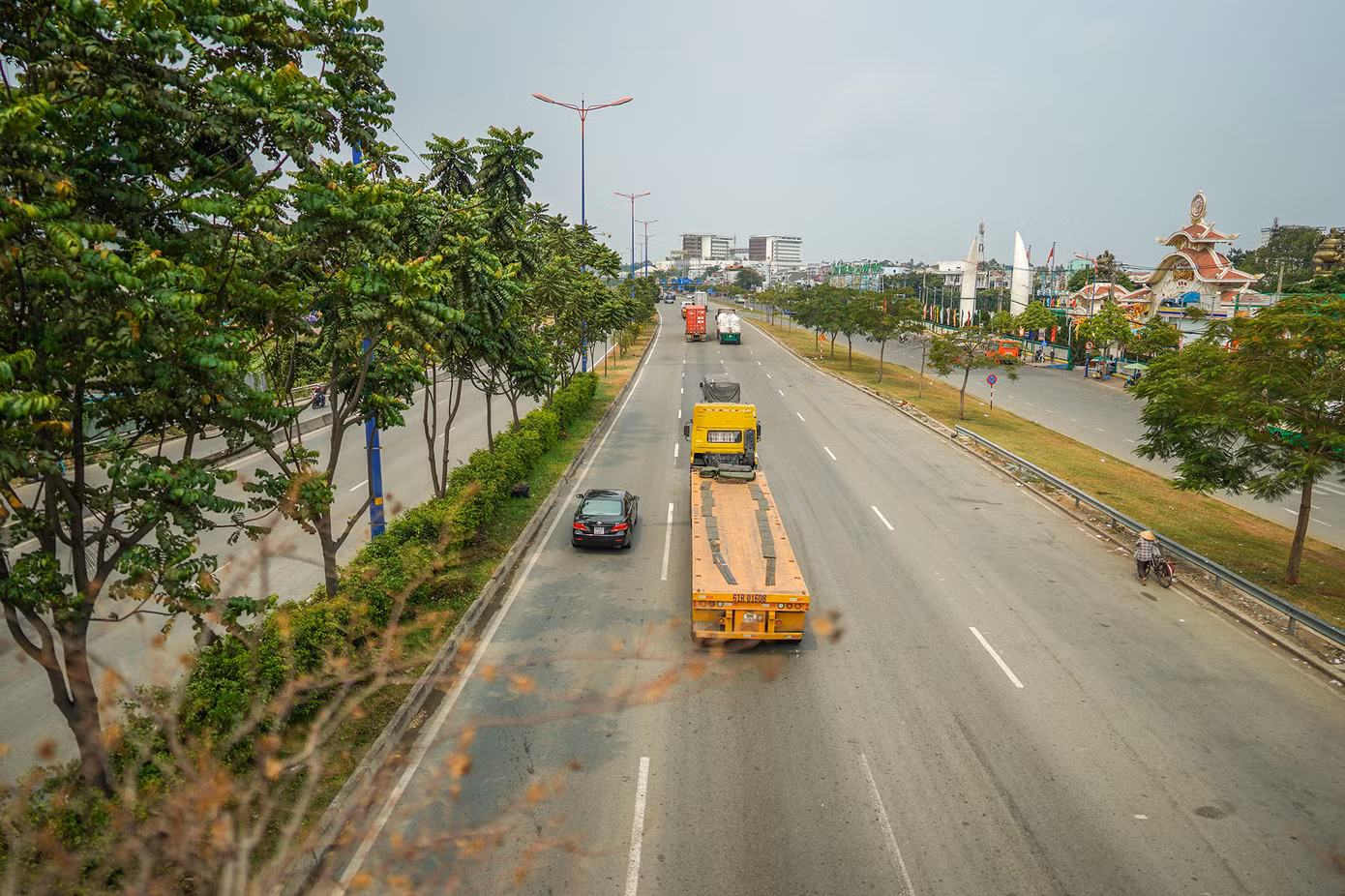 Xa lộ Hà Nội dài hơn 15km bắt đầu từ cầu Sài Gòn đến ngã ba Trạm 2, kết nối trực tiếp với Bình Dương, Đồng Nai, là trục giao thông huyết mạch của cửa ngõ phía Đông TP.HCM, song hành với tuyến Metro số 1 (Bến Thành - Suối Tiên).