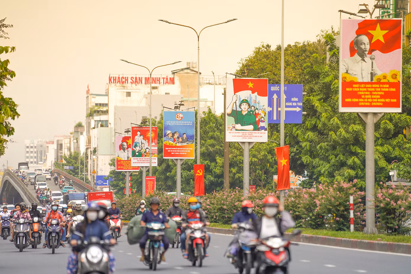 Trục đường Cộng Hoà (quận Tân Bình) hướng thẳng về sân bay Tân Sơn Nhất rợp sắc đỏ của cờ Tổ quốc, băng rôn... mừng hai ngày lễ lớn của đất nước.