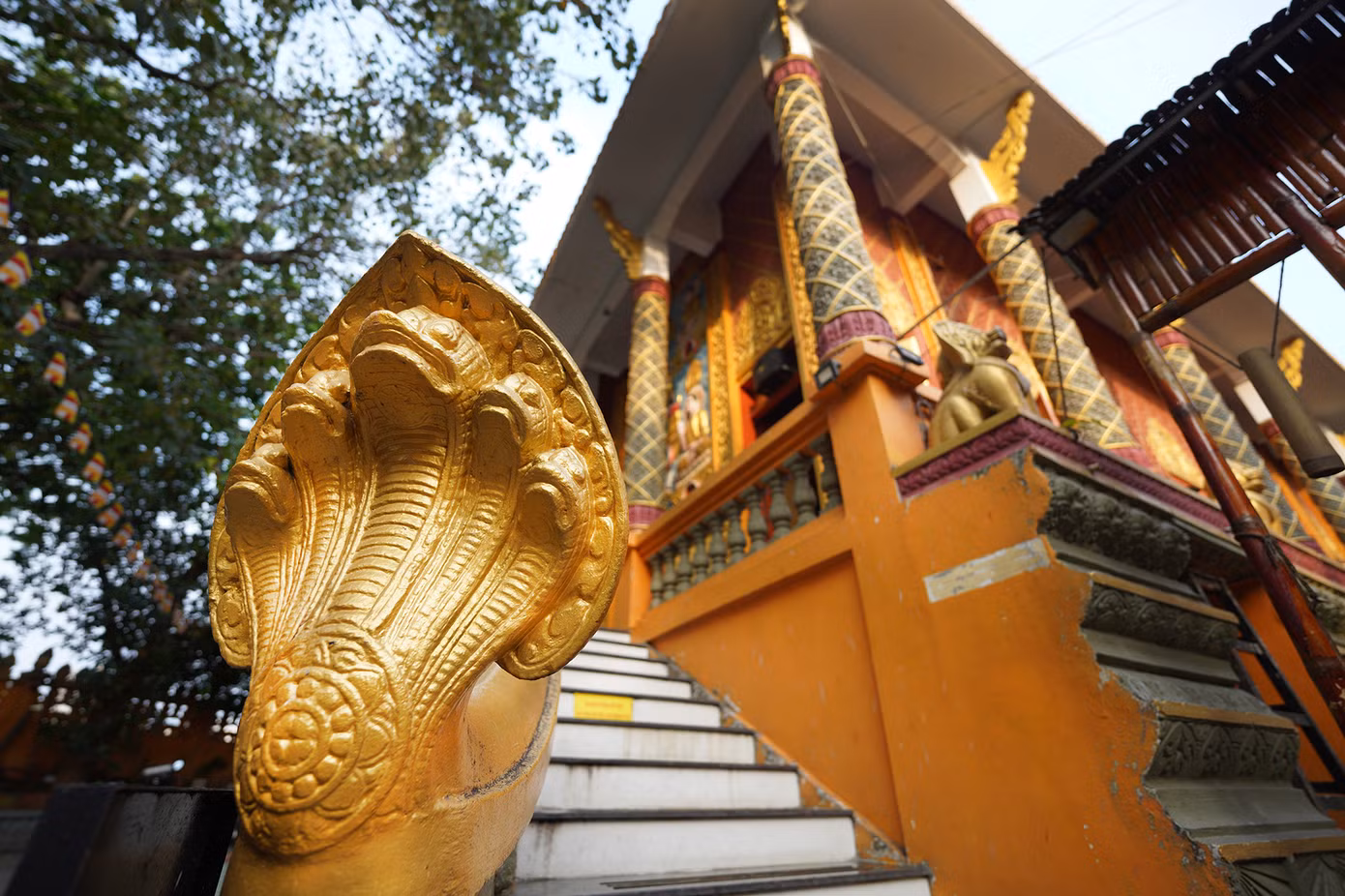 Cầu thang dẫn lên chánh điện được thiết kế gắn với hình ảnh rắn Naga. Rắn Naga nhiều đầu tượng trưng cho chiếc cầu nối thế giới con người đến thế giới tâm linh. Phổ biến nhất trong các chùa Khmer ở Nam bộ là rắn Naga 5 đầu.