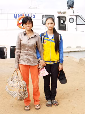 Thanh Thanh và mẹ vào đất liền mòn mỏi tìm cha Ảnh: L.V.C