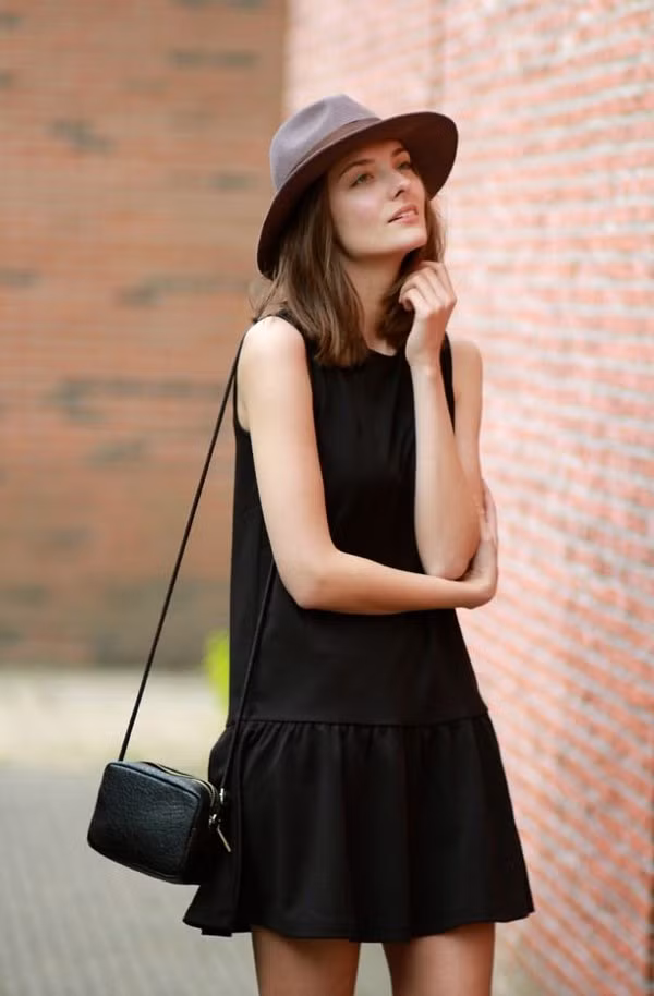 váy ngắn, đồ đen, vóc dáng