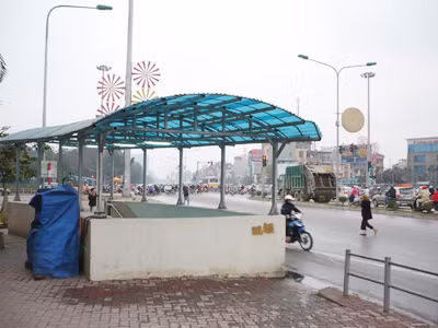 Dù có hầm qua đường song người đi bộ vẫn băng qua đường tại nút giao thông Kim Liên Ảnh: Anh Trọng