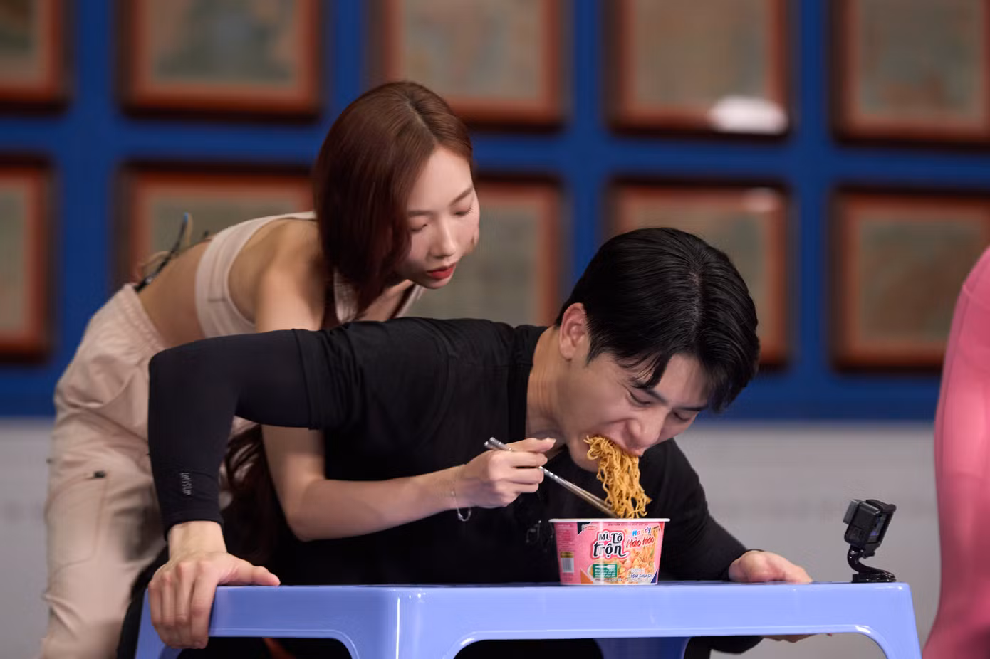 Các người chơi thực hiện thử thách vượt sào, ăn mì, vừa bồng bế người chơi nữ vừa squat...