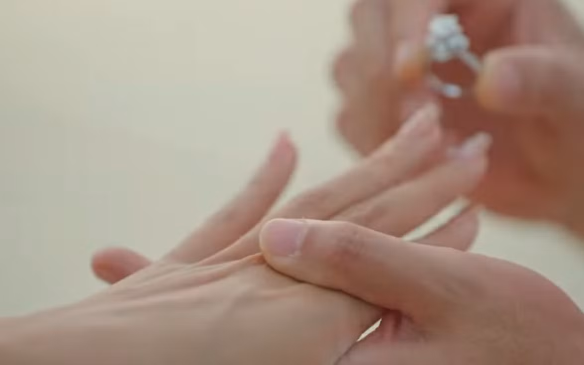 Anh Đào nhận lời cầu hôn của Anh Tuấn. Ảnh: Chụp màn hình.