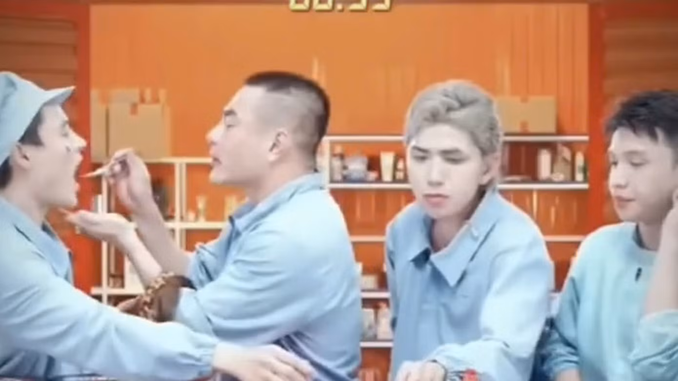 Hành động của Lê Dương Bảo Lâm bị chỉ trích lố lăng và mất an toàn vệ sinh.