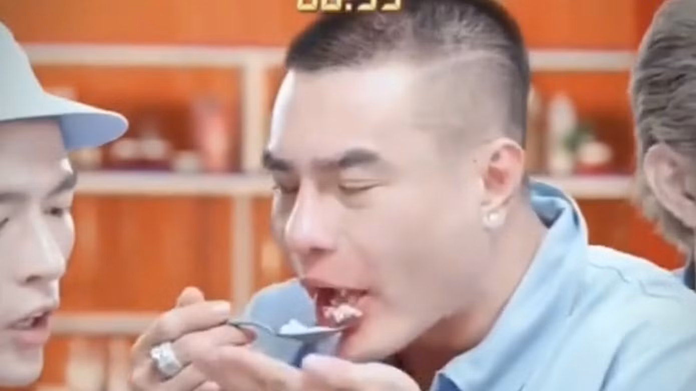 Hành động của Lê Dương Bảo Lâm bị chỉ trích lố lăng và mất an toàn vệ sinh.