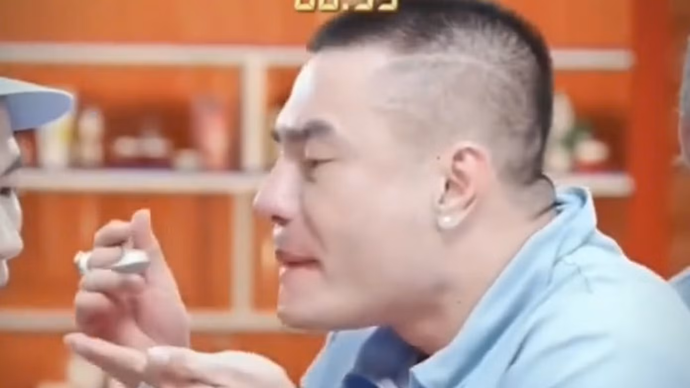 Hành động của Lê Dương Bảo Lâm bị chỉ trích lố lăng và mất an toàn vệ sinh.