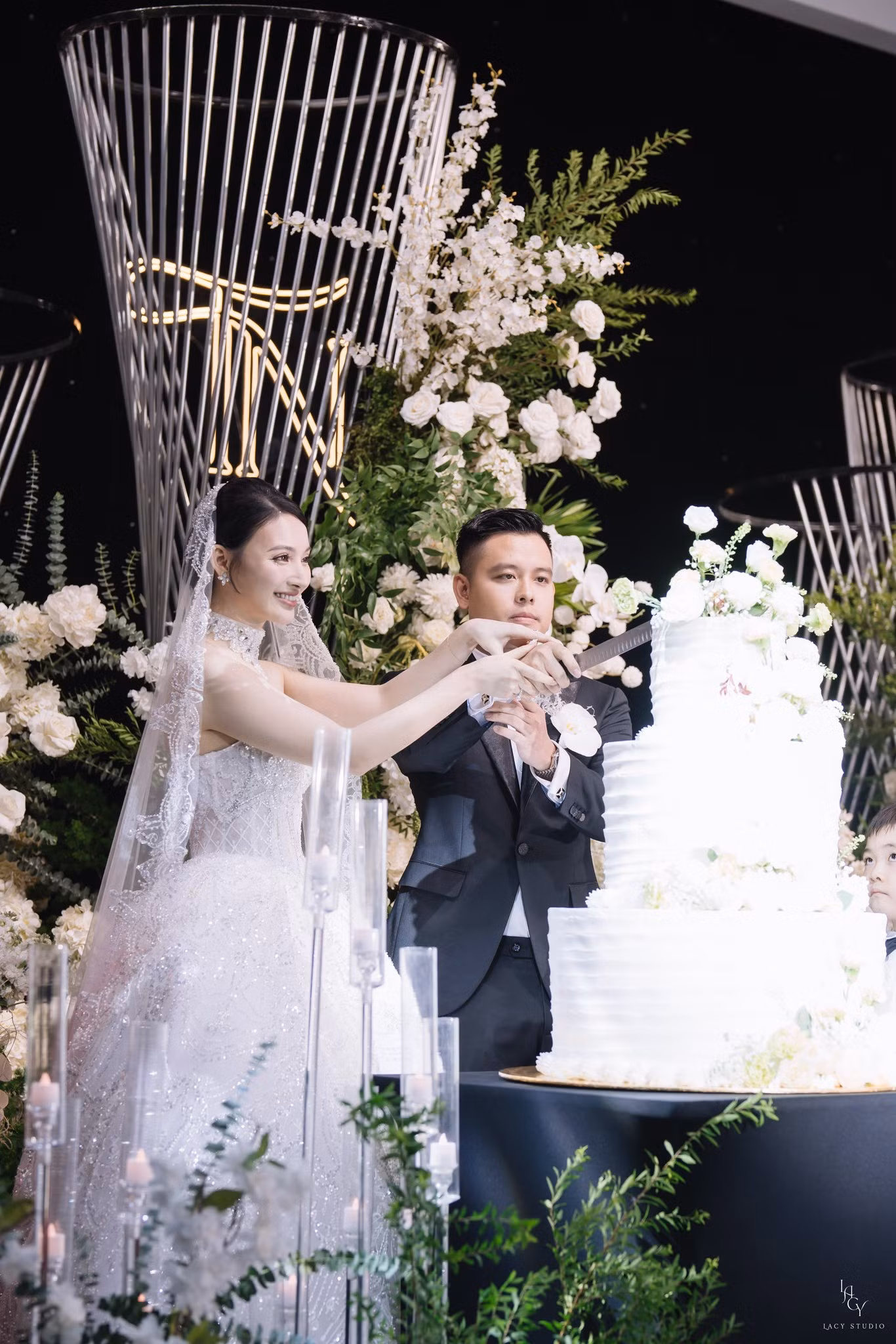 Cặp đôi thực hiện nghi thức cắt bánh, rót rượu trong hôn lễ.