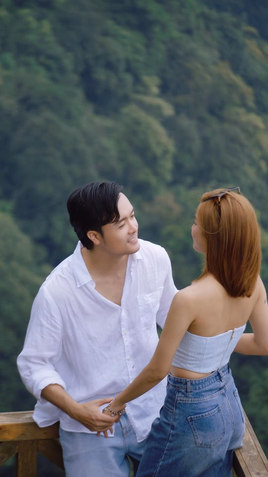Anh Đào và Anh Tuấn công khai hẹn hò 4 năm qua. Cặp đôi thường xuyên chia sẻ những hình ảnh đời thường và clip bên nhau.