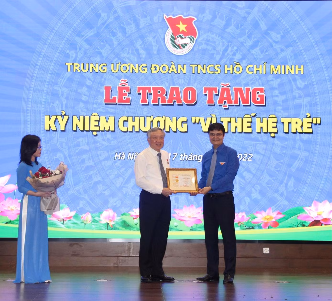 Dịp này, anh Bùi Quang Huy, Uỷ viên dự khuyết T.Ư Đảng, Bí thư thường trực T.Ư Đoàn trao tặng Kỷ niệm chương Vì thế hệ trẻ cho ông Nguyễn Hoà Bình, Uỷ viên Bộ Chính trị, Bí thư T.Ư Đảng, Chánh án toà án nhân dân tối cao.