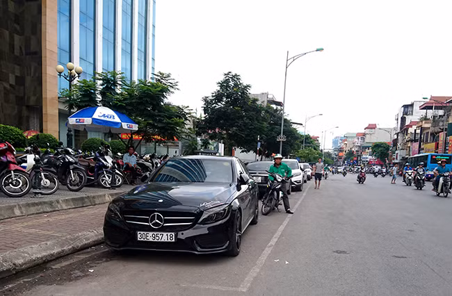 Vỉa hè ở Hà Nội lại bị tái lấn chiếm ảnh 1