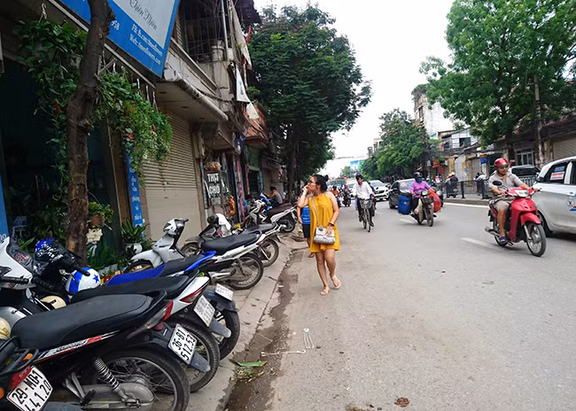 Vỉa hè ở Hà Nội lại bị tái lấn chiếm ảnh 2