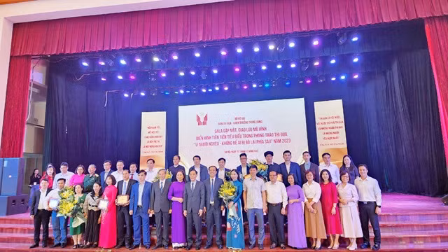 Các đại biểu chụp hình lưu niệm
