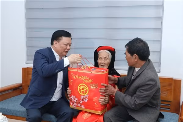 Bí thư Thành ủy Hà Nội Đinh Tiến Dũng tặng quà cho Mẹ Việt Nam Anh hùng Bùi Thị Nhuần, xã Đặng Xá, huyện Gia Lâm dịp Tết Nguyên đán Quý Mão.