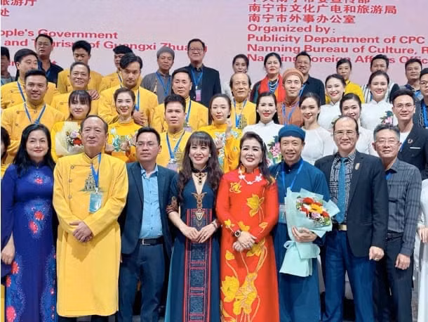NSND và chồng là NSƯT Nguyễn Văn Hải - người đồng nghiệp đặc biệt của cuộc đời chị trong Liên hoan Sân khấu Trung Quốc – ASEAN.