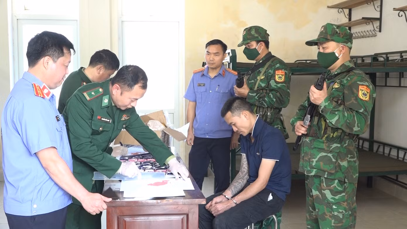 Lực lượng chức năng kiểm tra tang vật vụ việc