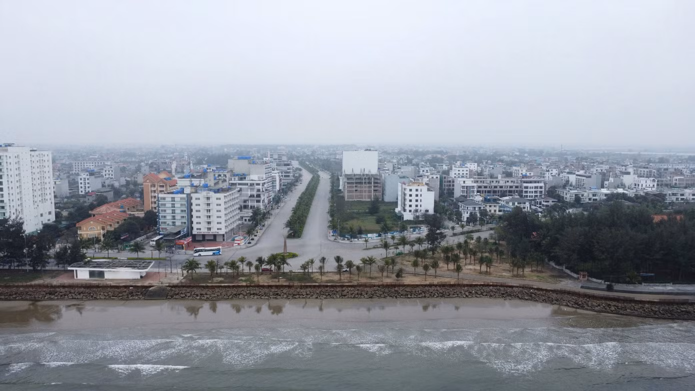 Trao đổi với báo chí, ông Mai Thành Đồng, Trưởng phòng Kinh tế, Hạ tầng và Đô thị TP Sầm Sơn xác nhận tình trạng hư hỏng hệ thống lan can sắt ở kè chắn sóng ở phường Quảng Cư. Hiện nay, thành phố đang giao cho Ban QLDA đầu tư xây dựng rà soát tổng thể tất cả các công trình và có phương án sửa chữa nhằm đảm bảo an toàn trước mùa du lịch sắp tới.