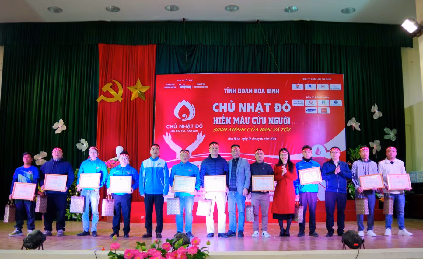 Tỉnh Đoàn Hòa Bình, Hội Chữ thập đỏ tỉnh Hòa Bình trao giấy khen cho các tình nguyện viên có nhiều lần tham gia hiến máu.