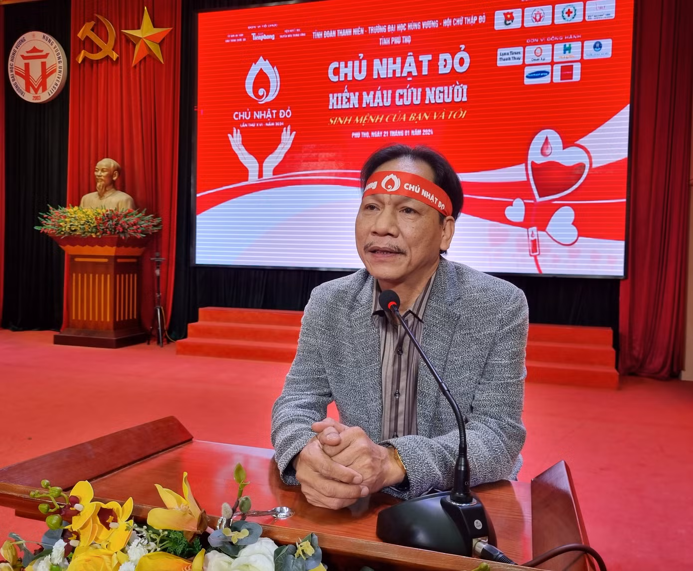 Nhà báo Lê Minh Toản phát biểu tại chương trình Chủ Nhật Đỏ ở Đại học Hùng Vương.