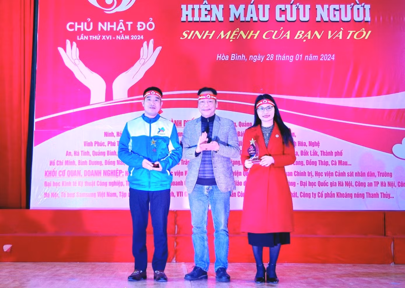 Nhà báo Lê Minh Toản trao biểu trưng của chương trình Chủ Nhật Đỏ cho Tỉnh Đoàn Hòa Bình và Hội Chữ thập đỏ tỉnh Hòa Bình.