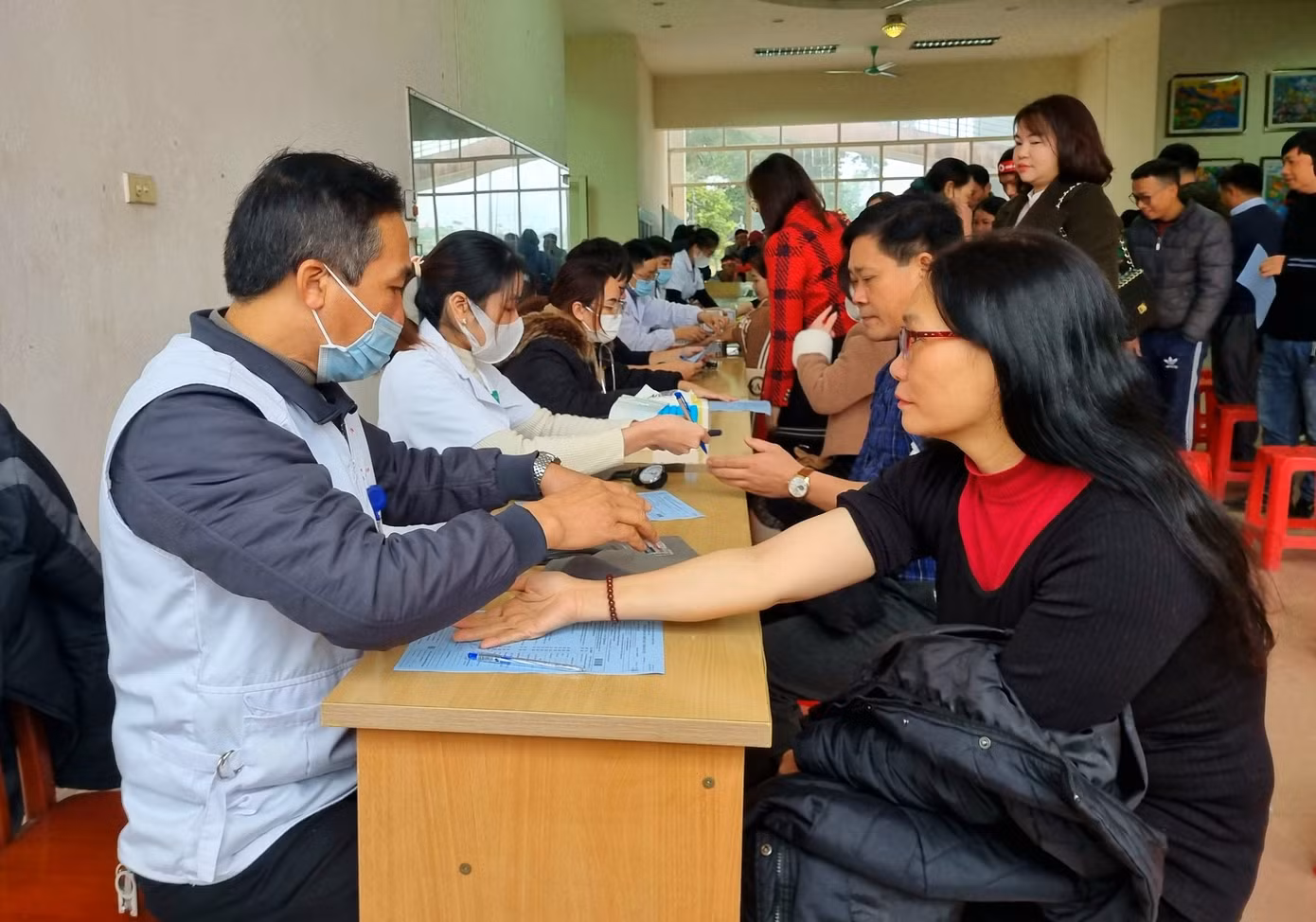 Người dân được kiểm tra sức khỏe trước khi hiến máu.