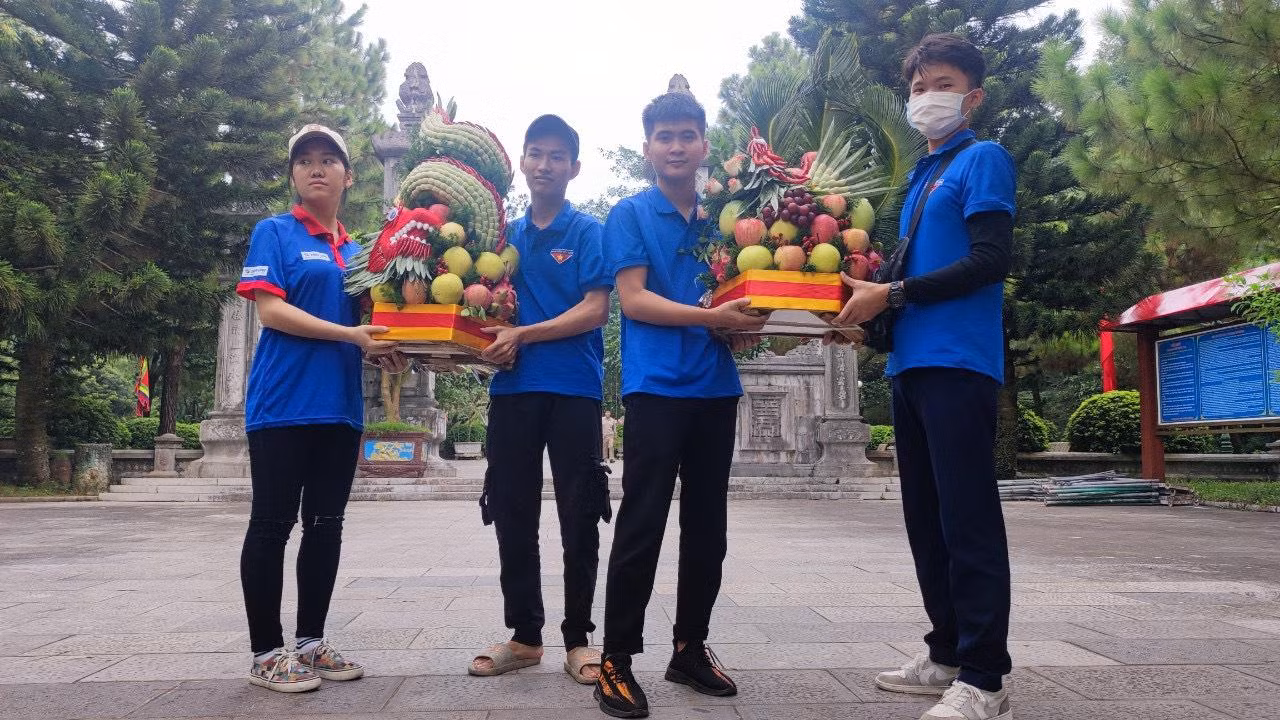 Thanh niên tình nguyện phục vụ tại Lễ hội Mùa thu Côn Sơn - Kiếp Bạc 2022