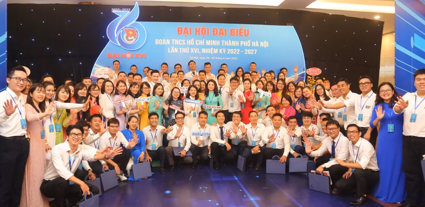 Các đại biểu hào hứng trước phiên khai mạc. Ảnh: Trọng Tài