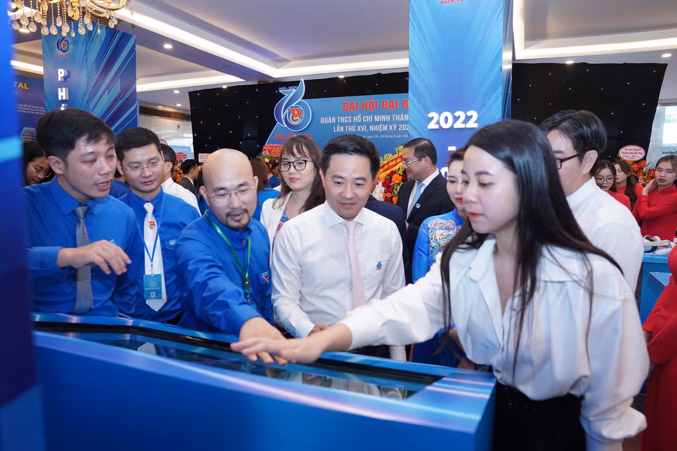 Đồng thời cung cấp cái nhìn toàn cảnh về những thành tích nổi bật, mô hình tiêu biểu, con số ấn tượng mà tuổi trẻ Thủ đô đã đạt được trong nhiệm kỳ 2017 - 2022.