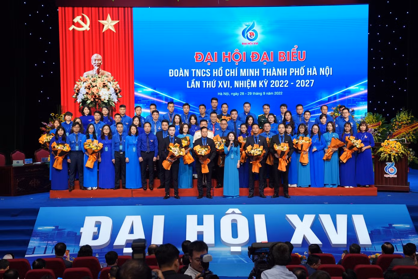 Ban Chấp hành khóa mới ra mắt đại hội. Ảnh: Trọng Tài