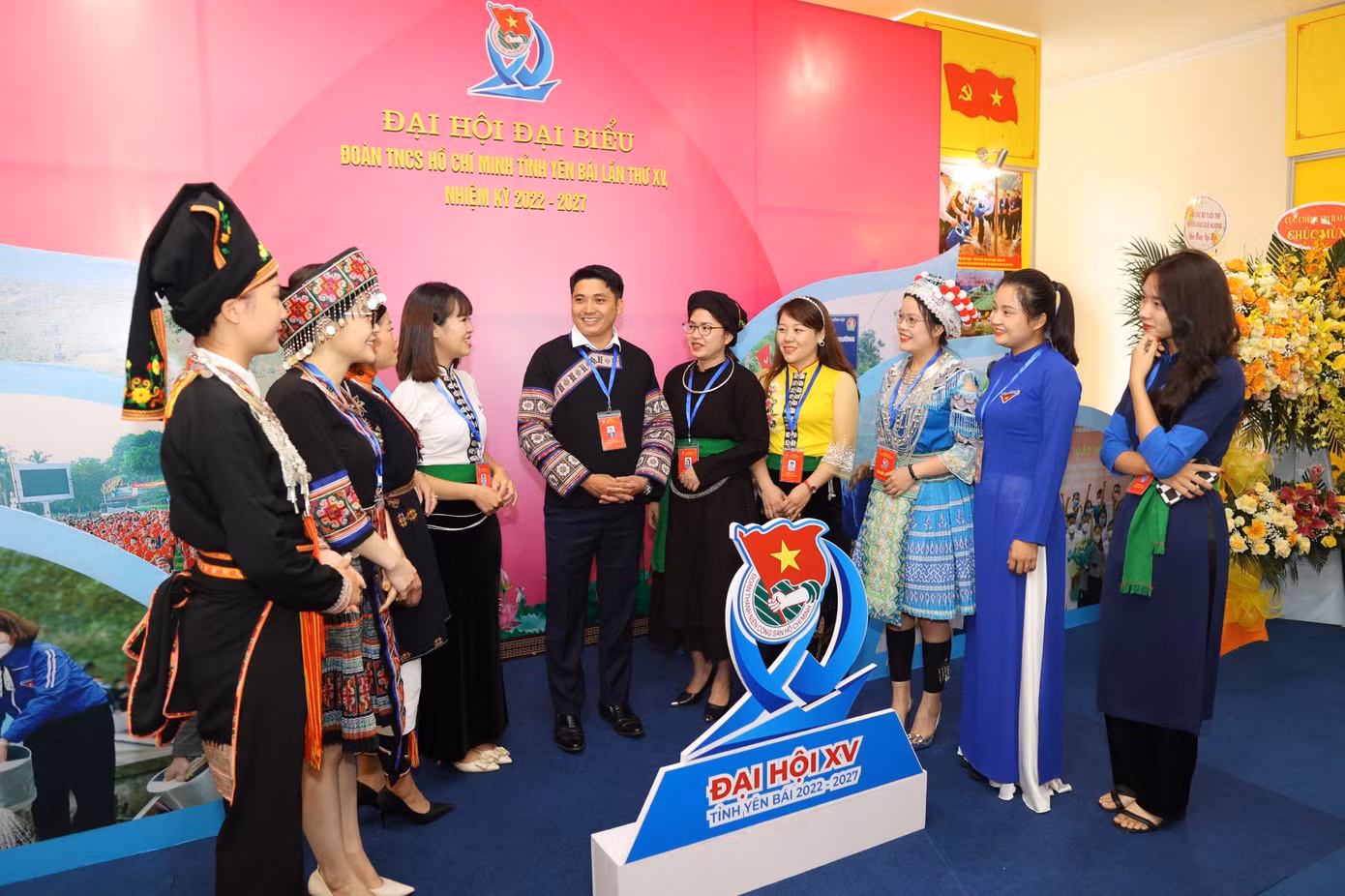 Các đại biểu trao đổi trước phiên trọng thể. Ảnh: Như Ý