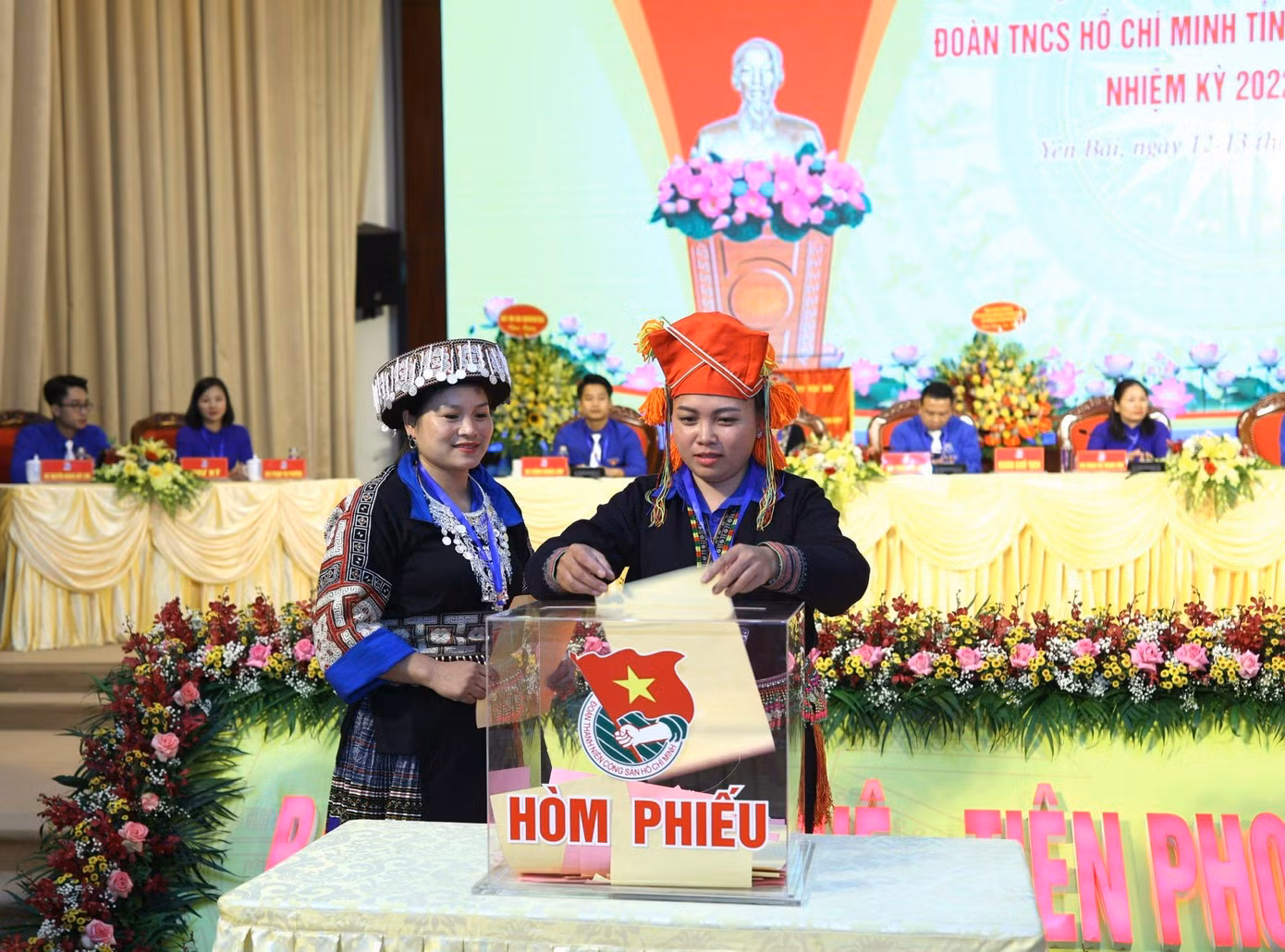 Các đại biểu bỏ phiếu bầu đại biểu dự Đại hội Đoàn toàn quốc lần thứ XII. Ảnh: Như Ý